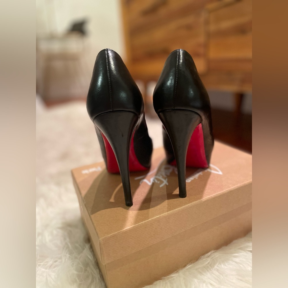 Christian Louboutin simple peep toe pump. Black kid leather. Size 37.5. - Picture 7 of 9